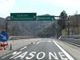 svincolo in uscita da un'autostrada verso il mare