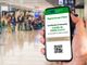 persona che regge un green pass