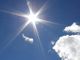 Sole con nuvole e cielo azzurro