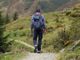 uomo che fa trekking in montagna