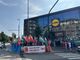 Otto ore di sciopero davanti al Lidl: “Chiediamo aumenti, non buoni spesa” Otto ore di sciopero davanti al Lidl: “Chiediamo aumenti, non buoni spesa”