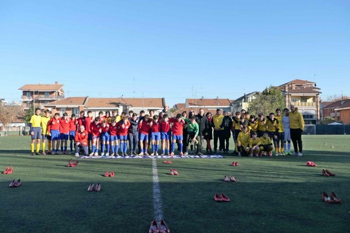Violenza di genere, a Collegno per la prima volta in Italia una mostra di Amnesty su un campo da calcio Violenza di genere, a Collegno per la prima volta in Italia una mostra di Amnesty su un campo da calcio