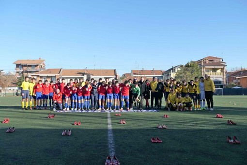 Violenza di genere, a Collegno per la prima volta in Italia una mostra di Amnesty su un campo da calcio Violenza di genere, a Collegno per la prima volta in Italia una mostra di Amnesty su un campo da calcio