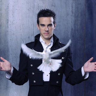 Al Teatro Comunale di Cossato il one man show del giovane talento italiano della magia internazionale diretto da Arturo Brachetti