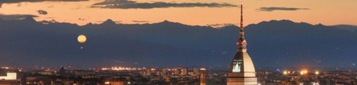 Grande attesa anche a Torino per l'eclissi solare (nonostante il caldo)