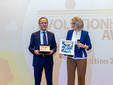 Massimo Senini (Senini Srl), vincitore del primo premio, posa insieme all’artista Marzia Boaglio che gli porge una sua opera intitolata “Vittoria Massimo Senini (Senini Srl), vincitore del primo premio, posa insieme all’artista Marzia Boaglio che gli porge una sua opera intitolata “Vittoria