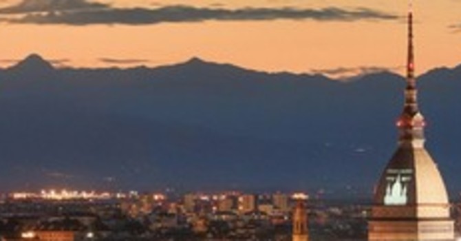 Grande attesa anche a Torino per l'eclissi solare (nonostante il caldo) Grande attesa anche a Torino per l'eclissi solare (nonostante il caldo)