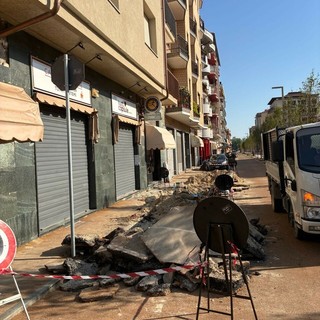 Operai al lavoro tra via Silva e via Goito