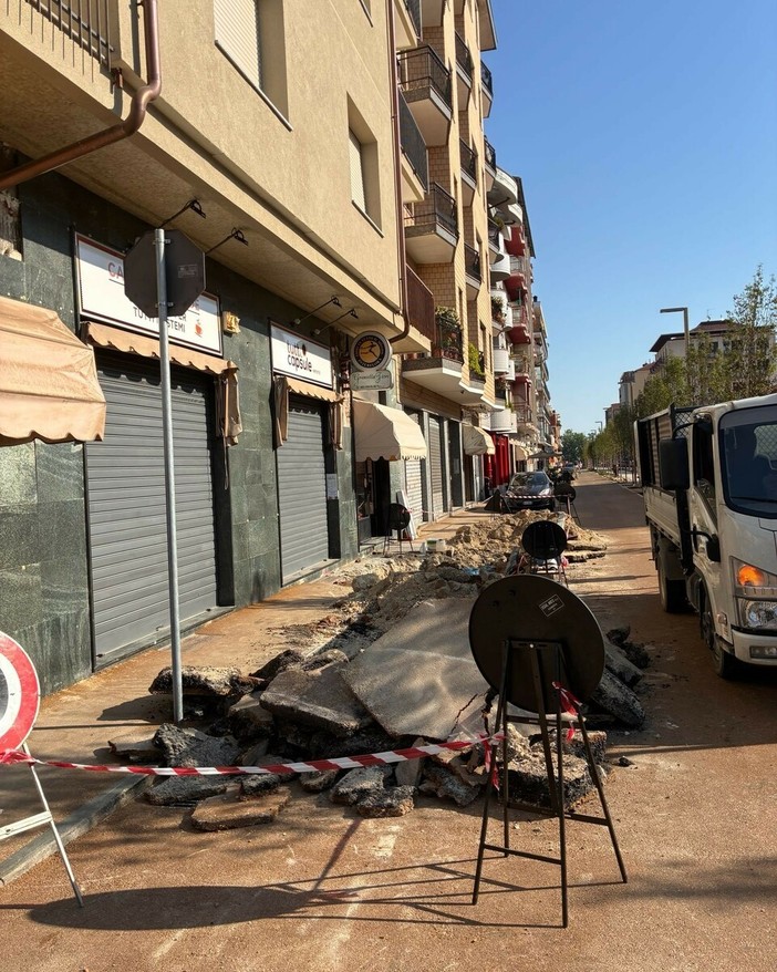Operai al lavoro tra via Silva e via Goito Operai al lavoro tra via Silva e via Goito