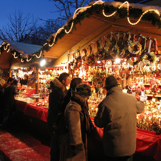 mercatino di natale illuminato