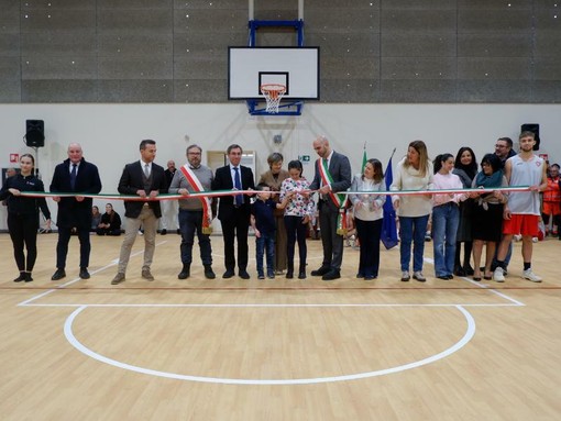 Collegno, alla scuola Matteotti inaugurata la palestra con le famiglie di Borgata Paradiso e con le associazioni Collegno, alla scuola Matteotti inaugurata la palestra con le famiglie di Borgata Paradiso e con le associazioni