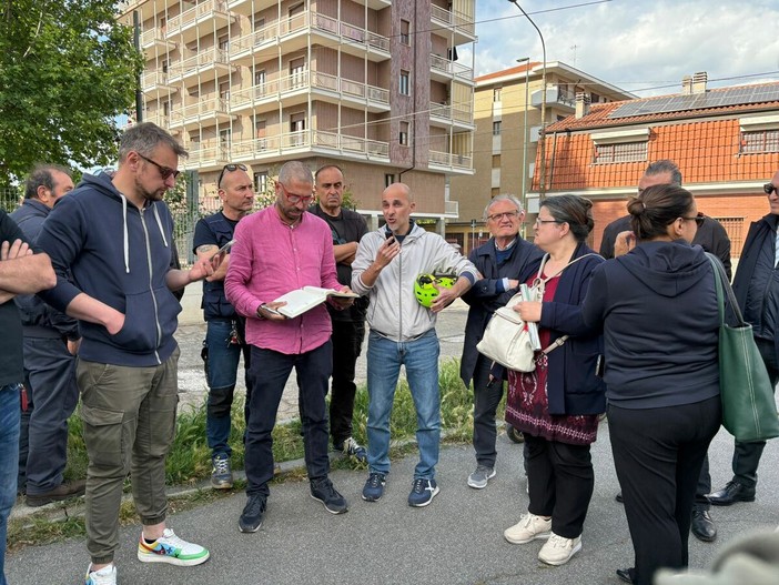 Il sopralluogo della Circoscrizione 5 in via Druento