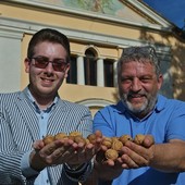 Il sindaco di Villanova Solaro Gabriele Giletta con il presidente della Pro loco Mauro Rosso Ph. Agenzia Acca Il sindaco di Villanova Solaro Gabriele Giletta con il presidente della Pro loco Mauro Rosso Ph. Agenzia Acca