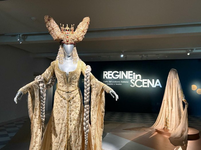 Gli abiti delle star e delle storie da sogno alla Reggia di Venaria