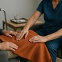 Ddl Caregiver, l’allarme di Aila: "Requisiti troppo rigidi, così si penalizzano le famiglie"