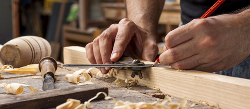 artigiano al lavoro sul legno