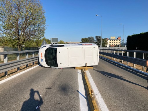 Incidente sull'autostrada A5 allo svincolo di Volpiano: furgone si ribalta, ferito il conducente