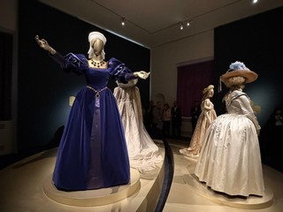 Gli abiti delle star e delle storie da sogno alla Reggia di Venaria