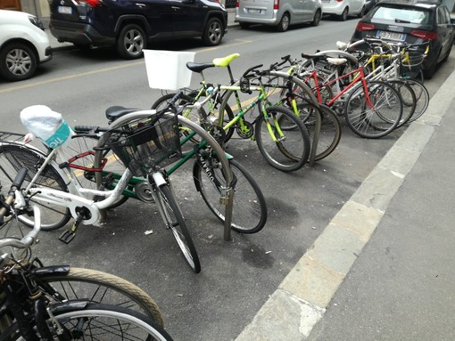 biciclette legati agli stalli