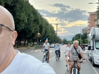 Alcuni dei partecipanti alla biciclettata di ieri sera