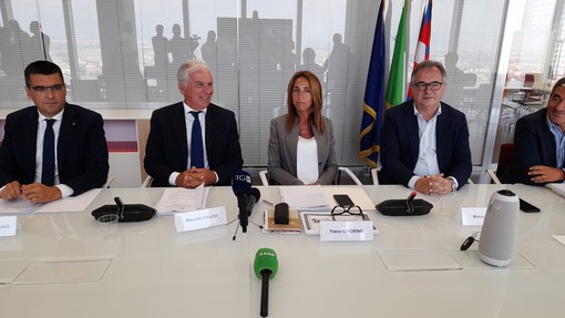 Il commissario straordinario Falco assieme ad alcuni membri della Giunta regionale Il commissario straordinario Falco assieme ad alcuni membri della Giunta regionale
