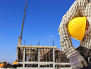 muratore con casco in cantiere