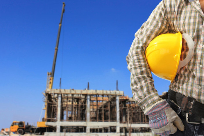 muratore con casco in cantiere muratore con casco in cantiere
