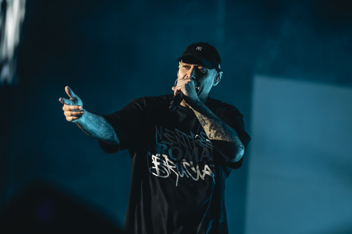 Fabri Fibra porta il nuovo album al Flowers Festival: &quot;Mi sono chiesto quando il mondo brucia, noi che facciamo?&quot;