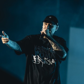 Fabri Fibra porta il nuovo album al Flowers Festival: &quot;Mi sono chiesto quando il mondo brucia, noi che facciamo?&quot;