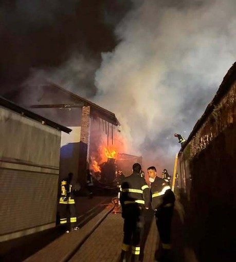 Un'immagine del rogo (dal profilo Facebook del sindaco Fabio Giulivi)