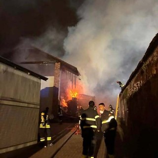 Un'immagine del rogo (dal profilo Facebook del sindaco Fabio Giulivi)