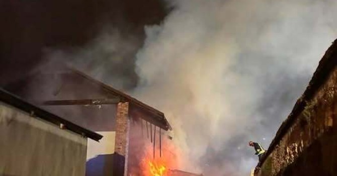 Un'immagine del rogo (dal profilo Facebook del sindaco Fabio Giulivi)