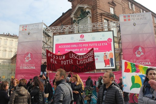 Proteste No Green Pass, in 500 in piazza Castello: “Nessun lasciapassare per poter lavorare”