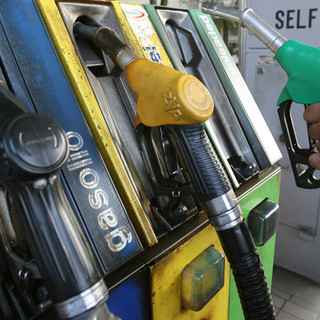 Benzina e diesel, stangata congelata per 48 ore: corsa contro il tempo per il controesodo