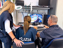 agenti di Polizia Postale ripresi di spalle