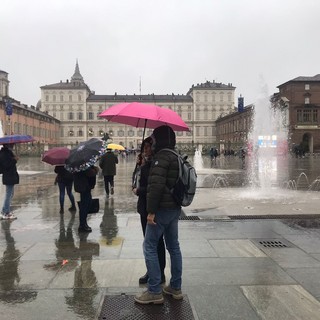 ombrelli aperti in piazza Castello