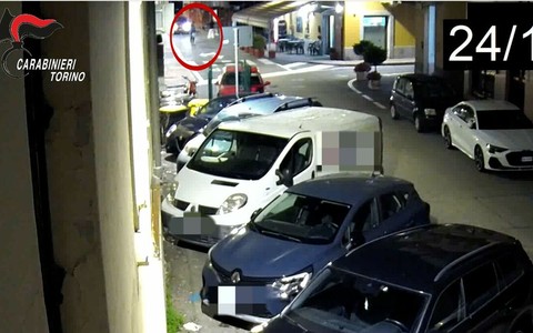 Un momento della fuga dei due rapinatori