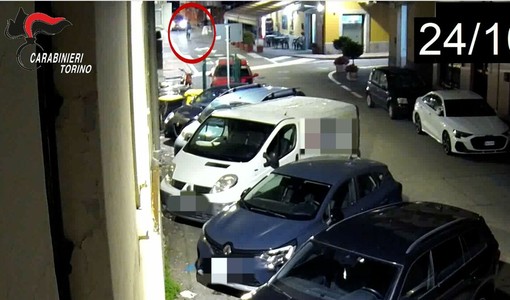 Un momento della fuga dei due rapinatori Un momento della fuga dei due rapinatori