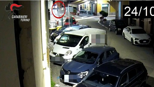 Un momento della fuga dei due rapinatori Un momento della fuga dei due rapinatori