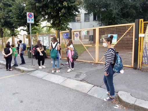 studenti all'esterno di un istituto studenti all'esterno di un istituto