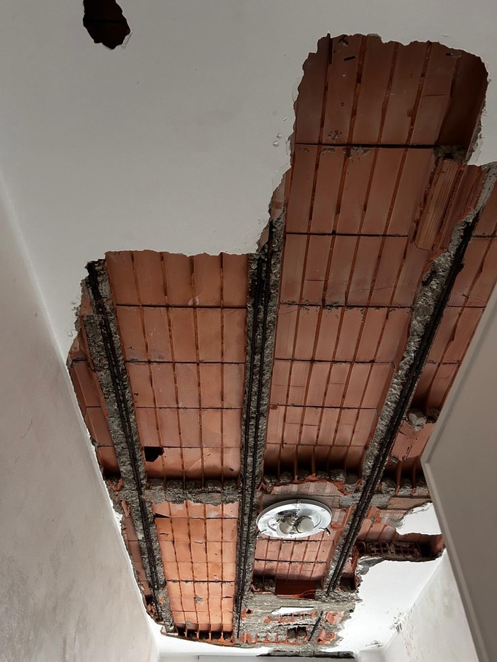 Il soffitto crollato nelle case Atc di Rivoli Il soffitto crollato nelle case Atc di Rivoli