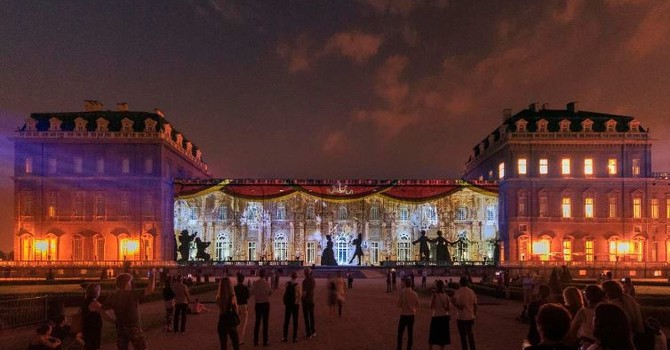 Migliaia di candele, spettacoli e aperitivi al tramonto: tornano le Sere d’Estate alla Reggia di Venaria
