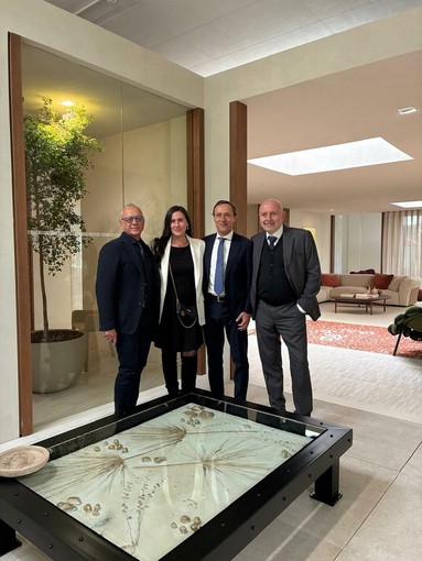 Da sinistra, Francesco Nova, Chiara Osnago Gadda, Massimo Senini e Mariano Giovanni Carozzi, davanti al tavolo/scultura realizzato dall’artista Didone, con il piano in materiale NOAI di Senini.