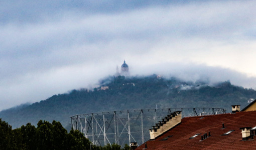 Afa addio? A Torino temperature a picco sotto i 19°, freddo polare in quota e raffiche oltre i 120 km/h a Superga