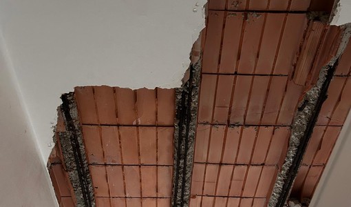 Il soffitto crollato nelle case Atc di Rivoli Il soffitto crollato nelle case Atc di Rivoli