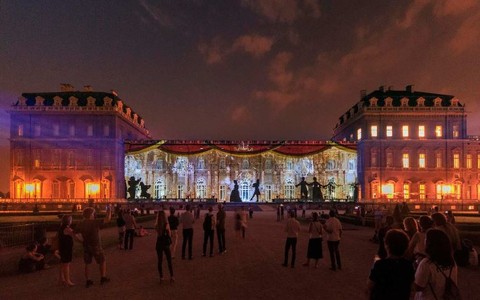 Migliaia di candele, spettacoli e aperitivi al tramonto: tornano le Sere d’Estate alla Reggia di Venaria
