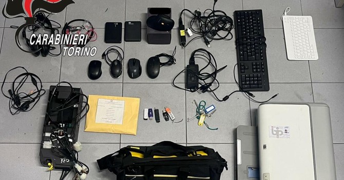 Alcuni degli oggetti rubati dall'uomo arrestato a Venaria