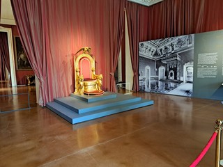 Il trono del Palazzo Reale di Napoli è di origine sabauda: la scoperta dopo il restauro a Venaria