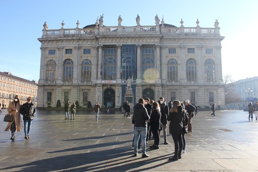 turisti davanti a Palazzo Madama