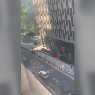 Paura a New York, ordigno incendiario davanti alla sede dell'Fbi: arrestato un uomo